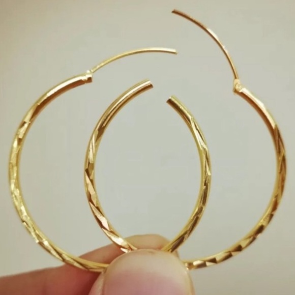 ***New 18K Gold Hoop Earrings - Picture 5 of 6